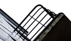 immagine emblema della mostra, balaustra metallica vista dal basso