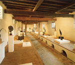 interno della barchessa sistemata a Museo di scultura